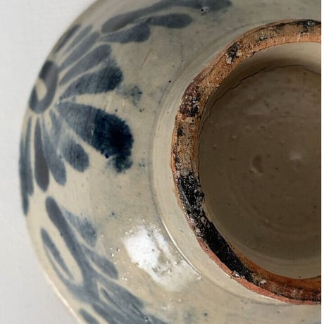 C  古琉球 やちむん 4.5寸マカイ 古作 登窯 花唐草 呉須色 沖縄 焼物 茶碗 昭和期 ヴィンテージフォークアート 僅かなホツ有