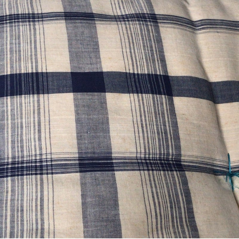 手作りの古い座布団 2枚組 昭和中期 白/青チェック. ハンドステッチ