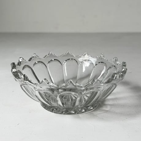 アンティーク プレスガラス デザート深皿 直径約12.5cm 小鉢 レース装飾 クリア  大正期 レトロ食器 ヴィンテージ食器 気泡ガラス アイスクリーム かき氷 フルーツ皿 デザート皿 完品