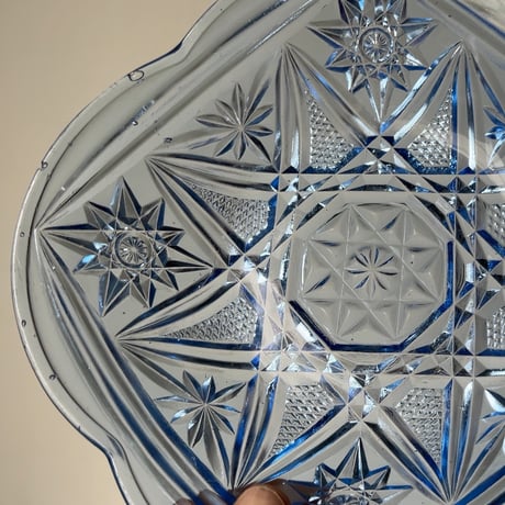 アンティークプレスガラス デザートプレート 大皿 幅約20cm  デザート皿 クリアーブルー 花縁 雪柄  気泡ガラス 大正 昭和 時代盛り皿 美品範疇