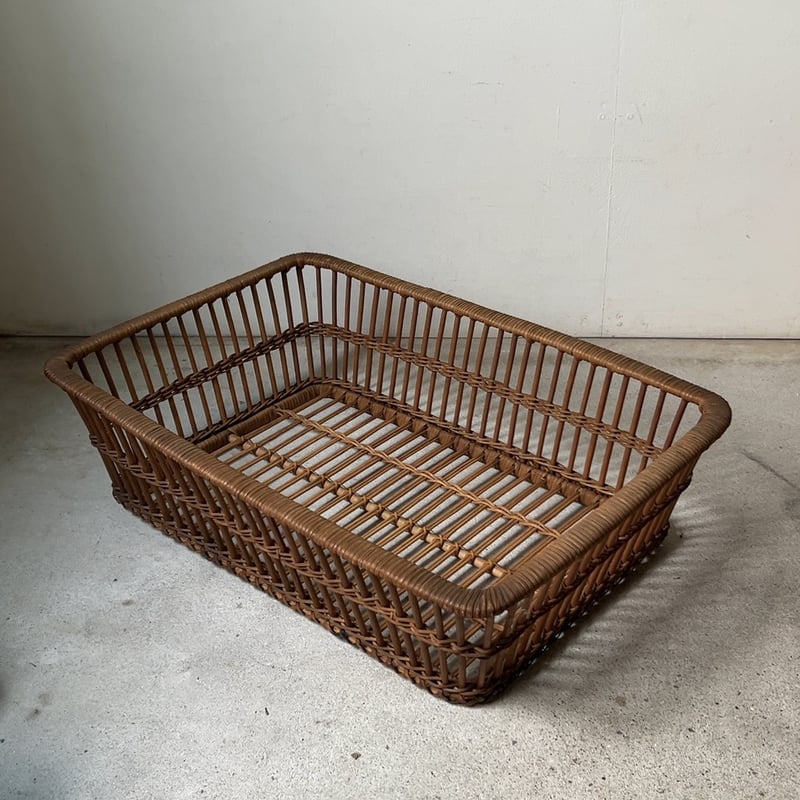 古い籐編みの脱衣籠 日本製 昭和民具 透け感のあるシンプルなデザイン