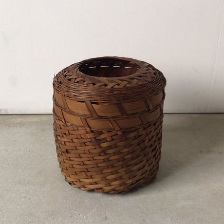 竹編の屑籠   素材の強弱が効いた大変手の込んだ編みかごです。日本の工芸品  民藝