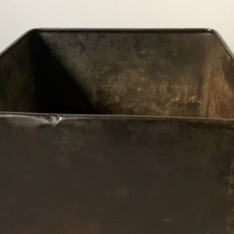 古い鉄の箱 (蓋付き) 黒ヤケ 黒光り グッドエイジング 厚みあり縁補強構造 古箱