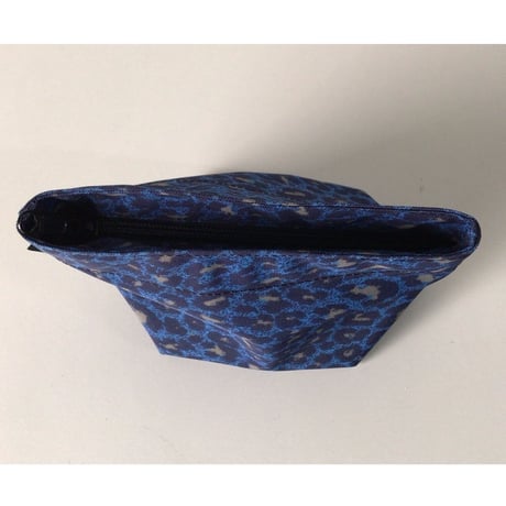Herve Chapelier  エルベシャプリエ   2019春夏モデル    927F  パンサー  ブルー     ナイロン舟型ポーチM　ヒョウ柄  コスメ  化粧ポーチ  中古極美品