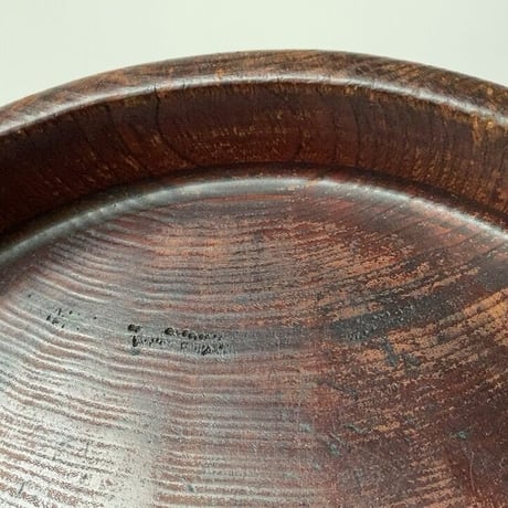 木製無垢のくり抜き盆  丸盆  木のトレー  幅約25.5cm  小さめサイズ  黒くヤケた古いお盆です。ヴィンテージキッチンツール