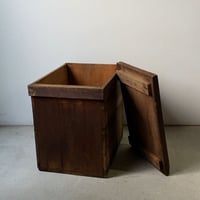 蓋付き古い木の箱  幅約42cm ラワン無垢材のゴツい蓋と杉無垢材の縦型の箱  作り エイジング共にグッド 古材の良いお色目です。