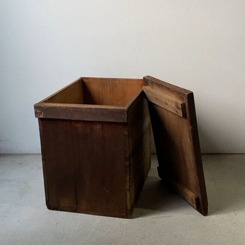 蓋付き古い木の箱 幅約42cm ラワン無垢材のゴツい蓋と杉無垢材の縦型の