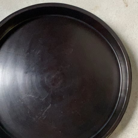 古い木製くり抜き盆 黒々とし鈍い艶感 木製トレー 34.5cm お盆 木工品 肉厚 素地 工芸品 民藝 ヴィンテージトレー 完品