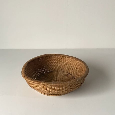 古い深籠皿  26cm  歪な形状でマットな素材感  繊細編み  グッドコンディション