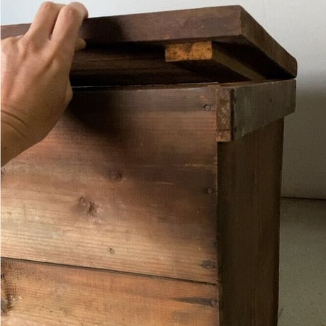 蓋付き古い木の箱  幅約42cm ラワン無垢材のゴツい蓋と杉無垢材の縦型の箱  作り エイジング共にグッド 古材の良いお色目です。