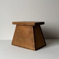 昭和期 木製穴無し古い踏台  杉材無垢  小さめ 台形 箱型 踏み台 ヴィンテージステップ  ナチュラル素材  作業椅子 花台 美品