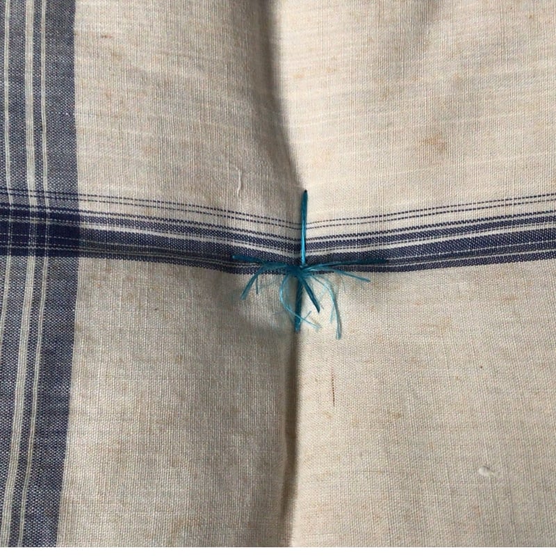 手作りの古い座布団 2枚組 昭和中期 白/青チェック. ハンドステッチ