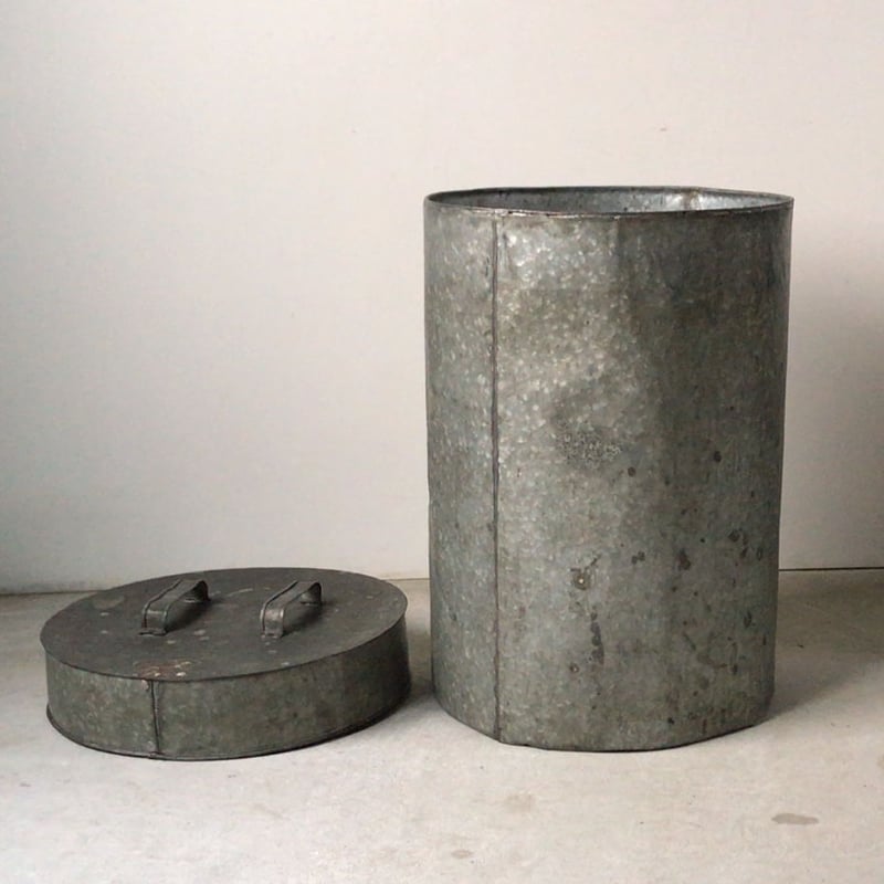 ビンテージ インダストリアル  レトロ ブリキ缶 蓋付き 筒型 ビンテージ インダストリアル レトロ ブリキ缶 蓋付き 筒型