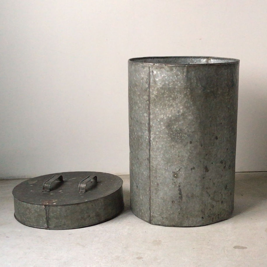 ビンテージ インダストリアル  レトロ ブリキ缶 蓋付き 筒型 ビンテージ インダストリアル レトロ ブリキ缶 蓋付き 筒型
