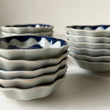 明治 大正期 古い瀬戸焼の豆皿［1枚の価格］在庫17枚 朝顔＋波絵  染付 型押し 小皿 有田 伊万里 完品