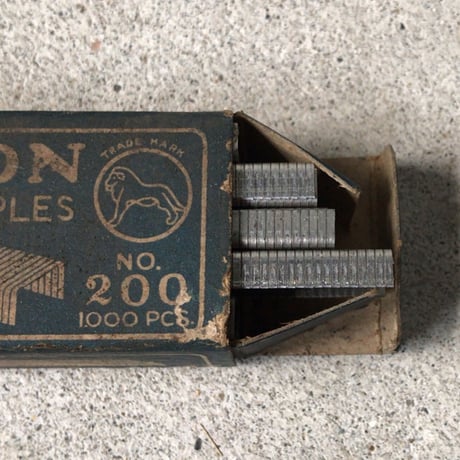 The  LION  staples  No200  ライオン事務器  ステープル芯  ステープラー・ホッチキスの芯 200番　デッドストック 未使用品　ヴィンテージステーショナリー 文具