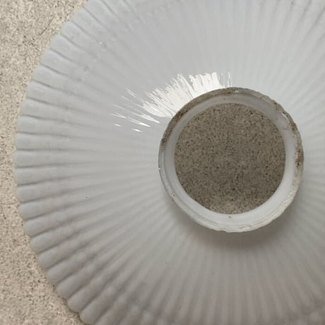 大正〜昭和期  乳白ガラス 細かめ菊花紋様 プレスガラス 21cm ヴィンテージシェード 古い電笠 吊り照明  無傷完品