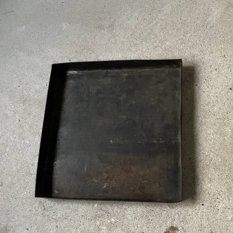 古い鉄の箱 (蓋付き) 黒ヤケ 黒光り グッドエイジング 厚みあり縁補強構造 古箱