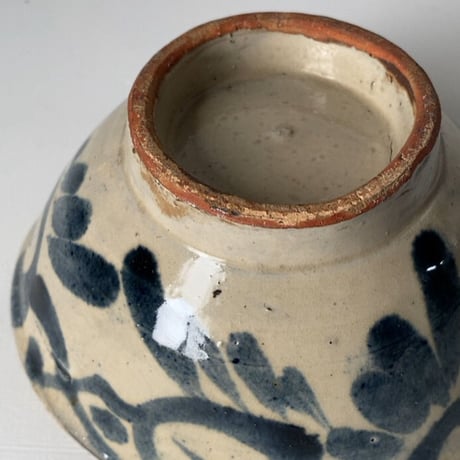 A  古琉球 やちむん 4.5寸マカイ 古作 登窯 花唐草 呉須色 沖縄 焼物 茶碗 昭和期 ヴィンテージフォークアート 完品