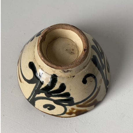 古琉球 やちむん  4.5寸マカイ 古作 登窯 唐草模様 呉須と飴釉の2色構成 昭和期 ヴィンテージ フォークアート ニュウ有