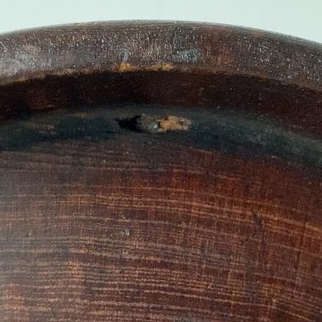 木製無垢のくり抜き盆  丸盆  木のトレー  幅約25.5cm  小さめサイズ  黒くヤケた古いお盆です。ヴィンテージキッチンツール