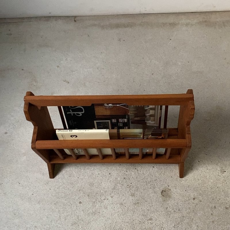 古い木製マガジンラック ナチュラル素地 無塗装 雑誌入れ 丸材シンプル