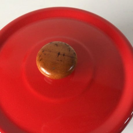 赤いホーロー両手鍋　小ぶりな内径17cm  木の摘みと鮮やかな赤い琺瑯がグッドバランス　程よいエイジングが雰囲気良好です。メーカー不明。中古良品。
