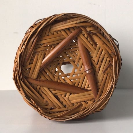 竹編みの花器  作家印は御座いませんが高い技術で編まれた花器です。竹かご 竹籠 編みかご 民藝 古美術    美品。