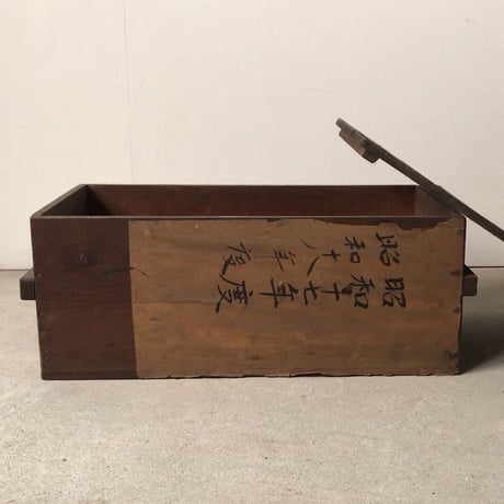 アンティーク木箱  昭和17年 戦中の木箱 蓋付き 持ち手有り  道具箱  美品