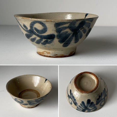 B  古琉球 やちむん 4.5寸マカイ 古作 登窯 花唐草 呉須色 沖縄 焼物 茶碗 昭和期 ヴィンテージフォークアート 薄いニュウ有