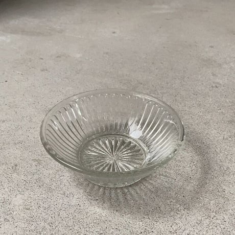 ヴィンテージ ガラス器 昭和初期 菊紋様 深皿 小鉢 古いガラス器 ゆらゆら気泡硝子 完品  ※3点ございます。