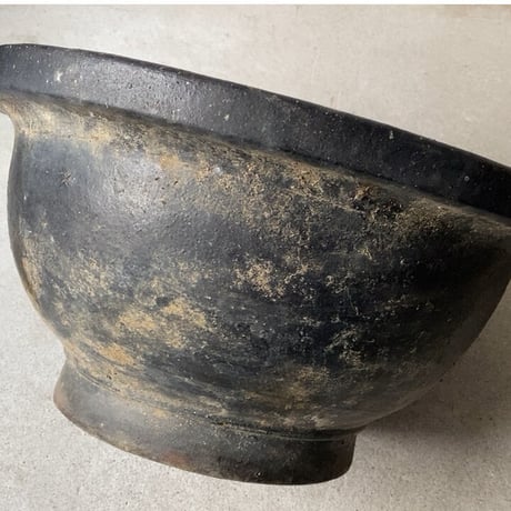 古作大きな植木鉢 直径約45cm 黒釉焼物 重厚感とシンプルでバランスの良いフォルムが素敵です。