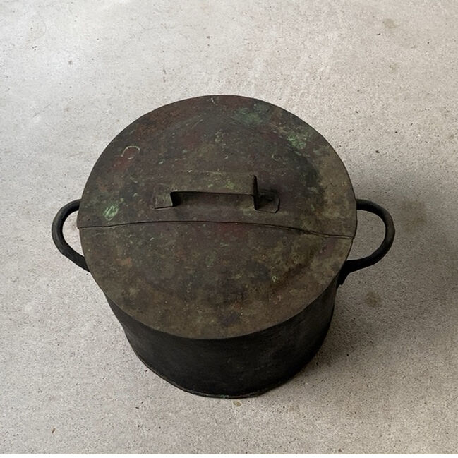 古い蓋付き銅器 赤銅 双耳 寸胴鍋 厚みが有り大変重厚な作りです。筒