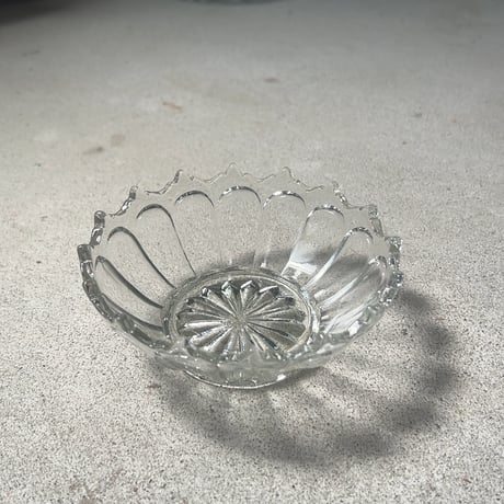 アンティーク プレスガラス デザート深皿 直径約12.5cm 小鉢 レース装飾 クリア  大正期 レトロ食器 ヴィンテージ食器 気泡ガラス アイスクリーム かき氷 フルーツ皿 デザート皿 完品