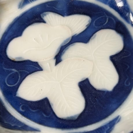 明治 大正期 古い瀬戸焼の豆皿［1枚の価格］在庫17枚 朝顔＋波絵  染付 型押し 小皿 有田 伊万里 完品