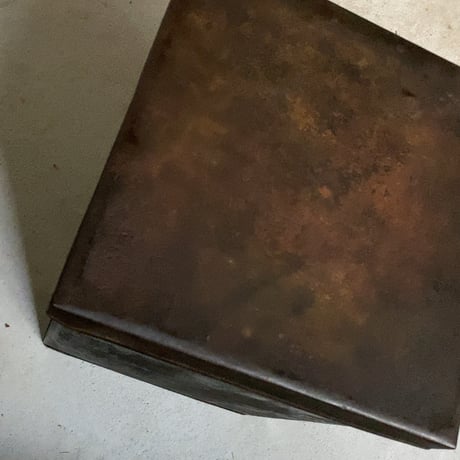古い鉄の箱 (蓋付き) 黒ヤケ 黒光り グッドエイジング 厚みあり縁補強構造 古箱