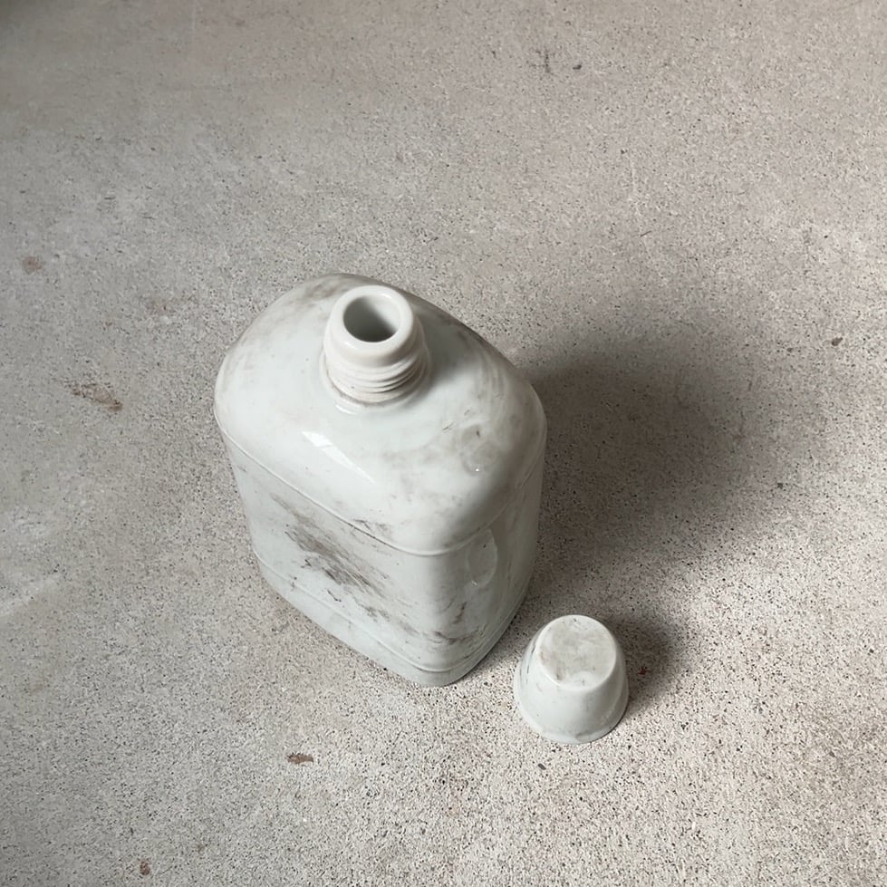 戦前 戦中 白磁の水筒 耳無し 東京レッテル 渡辺謹製 ねじ込み蓋 金属