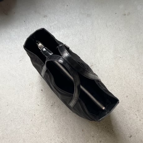 90s VINTAGE PRADA ナイロン/ガラスレザー コンビ 小さめトートバッグ 型押しエンボスロゴ 軽量トートバッグ シンプルデザイン　オールドプラダ 中古良品