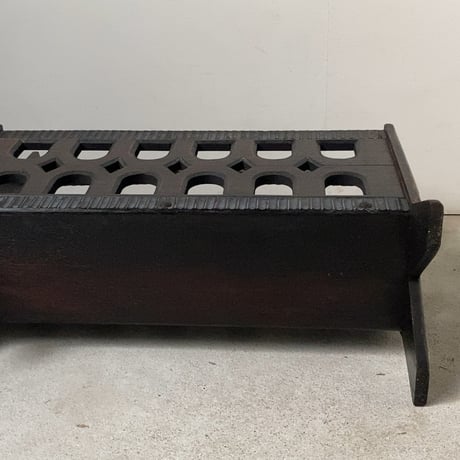 古い木製マガジンラック 黒茶  スタッズ 透かし窓 線彫り装飾  オールドシック ヴィンテージ 木工品  雑誌入れ 良品