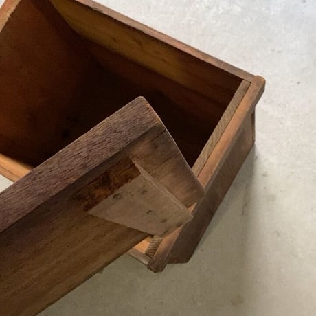 蓋付き古い木の箱  幅約42cm ラワン無垢材のゴツい蓋と杉無垢材の縦型の箱  作り エイジング共にグッド 古材の良いお色目です。
