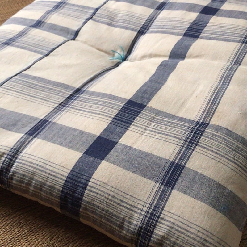 手作りの古い座布団 2枚組 昭和中期 白/青チェック. ハンドステッチ