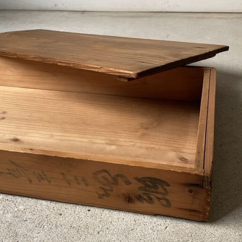 アンティーク な餅箱　二個　蓋付き 美品　昭和レトロ　天然木　餅つき 古い蓋付餅箱 一段 昭和23年 杉無垢材 白木無塗装 ナチュラル