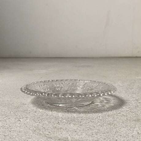 アンティーク ガラス器 明治〜大正期 古手のプレスガラス 豆皿 レース装飾 輪紋 葉紋 無色 気泡  ゆらゆら硝子 小皿 完品