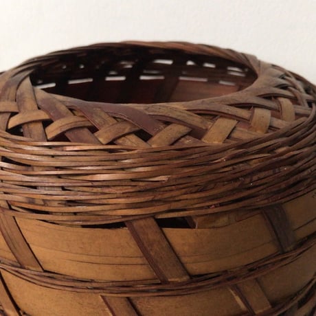 竹編の屑籠   素材の強弱が効いた大変手の込んだ編みかごです。日本の工芸品  民藝