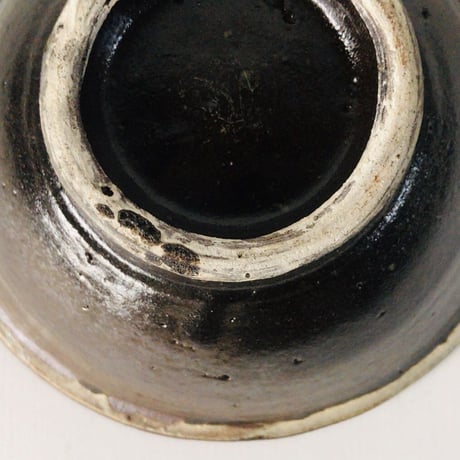 古いやちむん 5寸ワンブー (茶碗・中鉢)　内 紺茶 点打  民藝 沖縄 焼物 うつわ 器　好配色 美品