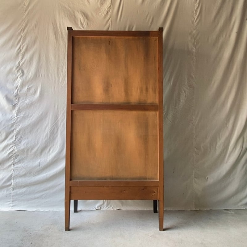 アンティーク 黒ケビント 3面ガラス 4枚棚板 硝子 2杯引出し 真鍮金具