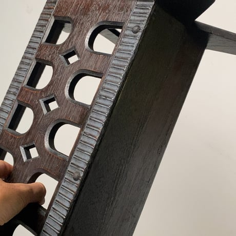古い木製マガジンラック 黒茶  スタッズ 透かし窓 線彫り装飾  オールドシック ヴィンテージ 木工品  雑誌入れ 良品