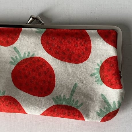 marimekko（マリメッコ）Mansikka（マンシッカ/イチゴ）柄のがま口ポーチ 小型 中古美品