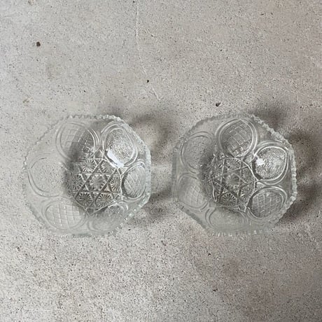 ヴィンテージ プレスガラス器 昭和初期 深皿 小鉢 気泡 ゆらゆらガラス 細やかな菊紋と格子  完品　※2点ございます。