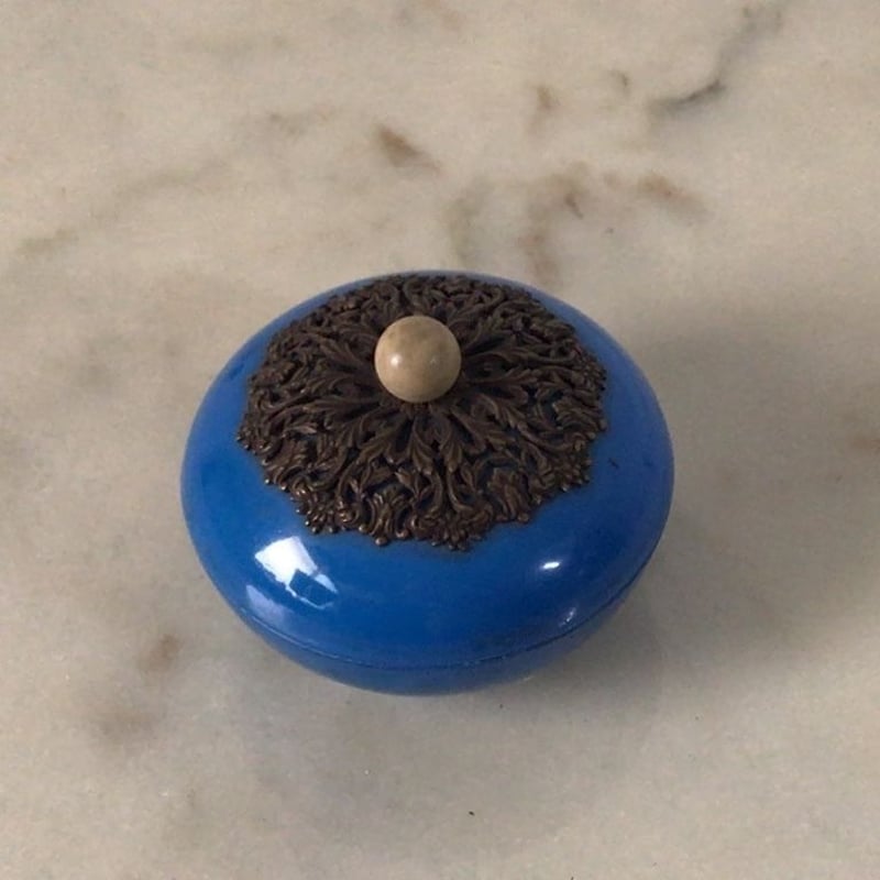 フランス アンティーク 青い小物入れ 陶器 唐草金具蓋 ポット フランス アンティーク 青い小物入れ 陶器 唐草金具蓋 ポット